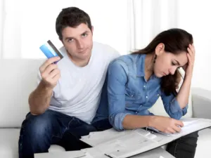معظم الأزواج الذين يتشاركون أموالهم، قاموا في مرحلة معينة من حياتهم بخيانة مالية بحق شريك حياتهم، وأغلبهم كانت قد أثّرت هذه الخيانة على حياتهم المشتركة وعلاقتهم فيما بعد