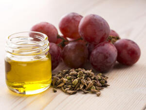 يحتوي زيت بذور العنب على الأحماض الدهنية كالأوميجا 3، والأوميجا 6