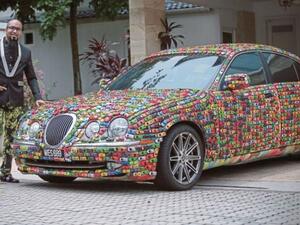 رجل أعمال يزين جاغوار فاخرة بـ 4600 سيارة صغيرة