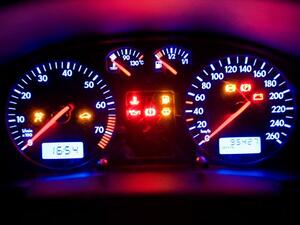 البعض، يبالغون في قيادة سياراتهم، بعد أن ينتقل مؤشر الوقود إلى اللون الأحمر، وفي بعض الأحيان، تتوقف السيارة في منتصف الطريق