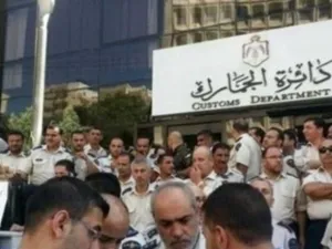 أعلن المضربون عن ممرات آمنة في معبري حدود جابر والعمري تُفتتح ساعتين يوميا، من أجل إدخال المواد القابلة للتلف والضرورية (المصدر:العربية.نت) 