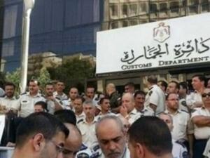 أعلن المضربون عن ممرات آمنة في معبري حدود جابر والعمري تُفتتح ساعتين يوميا، من أجل إدخال المواد القابلة للتلف والضرورية (المصدر:العربية.نت) 
