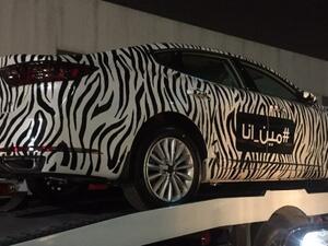 تظهر السيارة بتمويهات كثيفة مع إخفاء شعاراتها وإظهار مصابيحها الأمامية والخلفية التي تبدو جميلة نسبياً والشبك الأمامي فقط