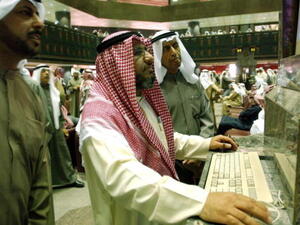 سجلت أسهم شركات تمويل خليج والمستثمرون وصكوك وصلبوخ وأبيار أكثر نسبة تداول في السوق بينما سجلت أسهم شركات فيوتشر كيد والغذائية وبيت الطاقة وآبار وصلبوخ أعلى نسبة ارتفاع