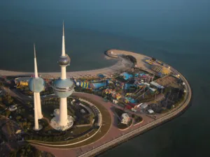 تعاني الكويت، مثل شقيقاتها الخليجيات نسباً عالية من العمالة غير الماهرة، خصوصاً من آسيا، اذ يقدر عدد خدم المنازل وحدهم بنحو نصف مليون
