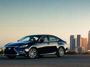 يبدأ سعر لكزس ES 2016 في صالات عرض الفطيم للسيارات من 160 ألف درهم إماراتي (43,562 ريال سعودي)