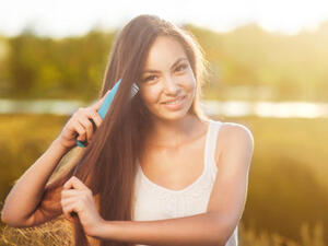 يمكنك تصفيف شعرك بطريقة تمنحه كثافة وحجم إضافي