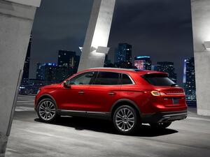 تتوفر لينكولن MKX بخيارين من المحركات؛ الأول V6 سعة 3.7 لتر يولد قوة تبلغ تقريباً 300 حصان و 379 نيوتن.متر من عزم الدوران، المحرك الثاني ايكوبوست V6 سعة 2.7 لتر يولد قوة 330 حصان و 501 نيوتن.متر من عزم الدوران