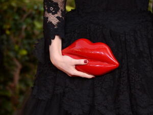 لتحصلي على شفاه ممتلئة أصنعي مقشرا طبيعيا لشفاهك واستخدميه بالاسبوع مرة