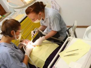 وجد الباحثون أن الأشخاص الذين خضعوا للتخدير السني الموضعي في فكهم السفلي، كانوا أكثر عرضة 4 مرات لفقدان جذور أضراس العقل السفلية، مقارنة بمن لم يخضعوا لهذا التخدير