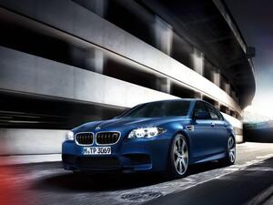 جاءت سيارة “M5 30th Anniversary Edition” أولاً، والتي تتمتع بمحرك “في 8″ سعة 4.4 لتر، وبقوة 600 حصان، ويمكنها قطع مسافة 60 ميلاً في 3.7 ثانية