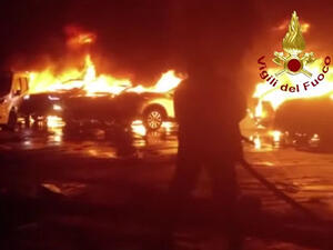 مئات من سيارات مازيراتي تحترق في إيطاليا قبل شحنها للشرق الأوسط