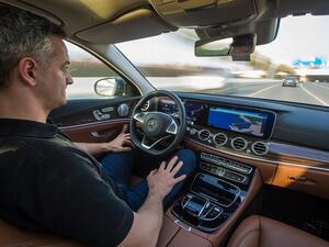 من دبي إلى أبوظبي مرسيدس E-Class تسير بدون تحكم سائقها!