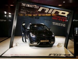 تملك السيارة بطارية موضوعة تحت المقعد الخلفي للسيارة