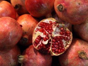 الرمان من الفاكهة الحمراء الجميلة التي يشتهر استخدامها فى منطقتنا العربية وخصوصا بالشام