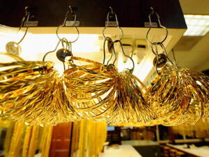 قال مستثمرون ومحللون إن أسعار الذهب يمكن أن تهبط لما دون الألف دولار للأوقية (الأونصة) مع استبعاد أن تصدر بيانات أميركية وأوروبية أو تحدث تطورات من شأنها عكس اتجاه البيع المتسارع للمعدن