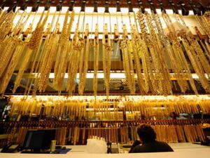 سجل الذهب منذ أواخر العام الماضي هبوطاً حاداً تجاوز 25% مقارنة مع أعلى المستويات التي سجلها في العام 2012