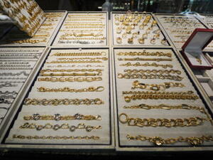 بلغت اسعار الذهب في السوق المحلية نحو 31.8 دينار للغرام من عيار 24 قراطا، فيما سجل غرام عيار الـ 21 نحو 28.15 دينار وسجل عيار 18 نحو 23.9 دينار ، وبلغ سعر الليرة الرشادي 205 دنانير وسعر الليرة الانجليزية 233 دينارا