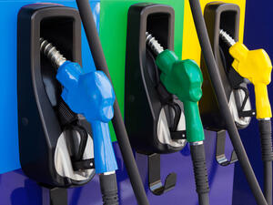 تقليل معدل السرعة وجعل دورات المحرك منخفضة؛ كون ذلك يساعد على خفض استهلاك الوقود