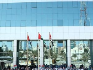 علم الإمارات أمام مبنى الدائرة بالعاصمة أبوظبي