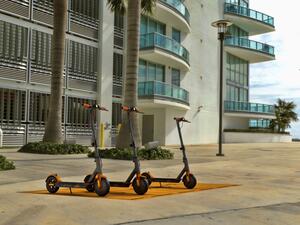 المزيد من الناس يتجهون إلى خيارات النقل بلا قيود – حيث يمكن استئجار الدراجات والسكوتر لفترات قصيرة وتركها في وجهة المستخدم