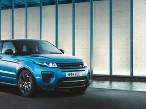 تتميز نسخة Landmark الخاصة بلون Moraine الأزرق الخاص وسقفها الرمادي الداكن وجنوط رمادية داكنة مقاس 19 إنش ورزمة تطعيمات خارجية بلون الجرافيت