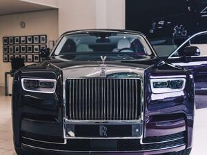 النسخة الوحيدة المعروضة حالياً ظهرت بلون بنفسجي خاص ومميز، ومن الداخل حصلت السيارة على جلد أبيض أنيق مع العديد من اللمسات البنفسجية الراقية