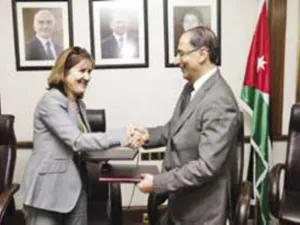 وقع الاتفاقية نيابة عن الحكومة وزير التخطيط والتعاون الدولي د. إبراهيم سيف وعن الجانب الفرنسي السفيرة الفرنسية في المملكة كارولين دوماس