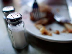 المخاطر تكمن في مادة الصوديوم التي تبدأ من احتباس الماء في الجسم، إلى الإصابة بالسمنة وارتفاع ضغط الدم