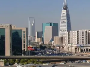 السعودية تقصر ساعات العمل في مراكز التسوق على المواطنين