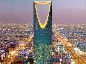 يبلغ عدد الأجانب في السعودية نحو 11.7 مليون وافد، يعمل 7.4 ملايين منهم، فيما يمثل المرافقون 4.3 ملايين ويشكلون أكثر من مليون أسرة