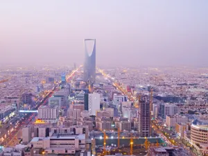 كانت الرياض قد خفضت المزايا المالية في سبتمبر/أيلول الماضي لادخار أموال بعدما واجهت ميزانيتها ضغوطا بسبب تراجع أسعار النفط