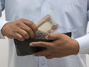 استثمار مبلغ ثابت على أساس شهري هو إستراتيجية مناسبة للعديد من المهنيين المغتربين في الإمارات بمبلغ حوالي 1.200 درهم اعتباراً من سن 35 سنة بما يكفي للوصول إلى المبلغ المستهدف في سن 65 عاما