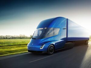 تيسلا تستقبل أول حجوزات لشاحنتها تيسلا سيمي من الإمارات 