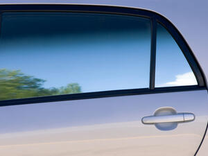 لا يوجد أي اسم تجاري ننصحكم به وإنما لدى كل وكيل العديد من المنتجات للعوازل الحرارية تتراوح نسبة العزل فيها بحسب تكلفة التصنيع وليست كلها بنفس درجة العزل للحرارة