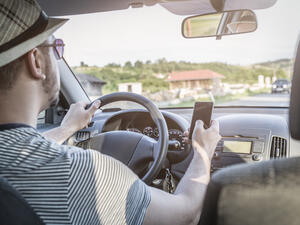 تم فرض غرامة على أكثر من 16،000 سائق سيارة في دبي وحدها لاستخدام هواتفهم أثناء القيادة في الأشهر الثلاثة الأولى من هذا العام فقط