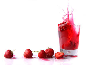 عصير الفراولة تحتوي هذه الثمرة على فيتامين "C" الذي يمنح البشرة النضارة والحيوية