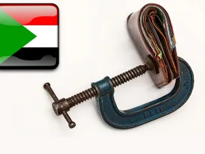 قال متعاملون في سوق العملة أن نقص العملة الصعبة أدى إلى انخفاض قيمة الجنيه السوداني أمام الدولار في السوق السوداء