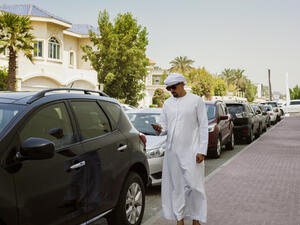 تتحول السيارة إلى ما يشبه الفرن عند تركها في الخارج لفترة طويلة خلال فصل الصيف، لذلك يجب الانتباه إلى ما تتركه داخلها