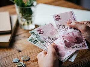 هبطت الليرة 0.8% إلى 3.0630 مقابل الدولار في التعاملات الآسيوية، وهو أدنى مستوى منذ سبتمبر أيلول 2015 قبل أن تقلّص خسائرها إلى 0.37% عند 3.0513 ليرة