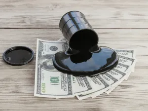 الدولار يهبط والنفط والذهب يرتفعان بعد تصريحات ترمب بشأن اليوان