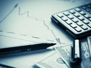 تداعيات الأزمة المالية العالمية مستمرة بعد 10 سنوات من انهيار «ليمان براذرز»

