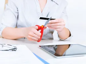 أثبتت الدراسات أن الانسان يميل إلى صرف مال أكثر على الكماليات والرفاهية عندما يستعمل بطاقته البنكية، حيث يحس بأنه يلعب لعبة نقود أكثر من أنه يصرف عرق جبينه