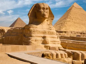 يمثل قطاع السياحة ركيزة أساسية لاقتصاد مصر ومصدر رزق لملايين المواطنين وموردا رئيسيا للعملة الصعبة