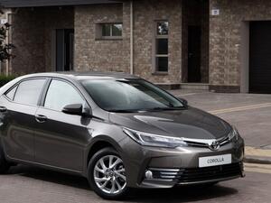 حصلت كورولا 2017 على تحديثات بسيطة وجميلة تظهر في الأمام عبر مصابيح جديدة LED التي تحمل هوية تويوتا وشبك سفلي أكبر وصدام جديد