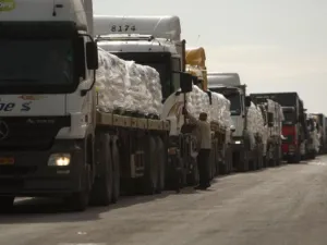 طالب المعتصمون في بيانهم الموظفين المجازين الوقوف مع زملائهم أمام الدائرة اليوم الإثنين، لافتين إلى أن بوادر حل وانفراج أزمتهم تلوح بالأفق