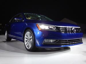 حصلت فولكس فاجن باسات 2016 ذات المواصفات الأمريكية على تحسينات خارجية بسيطة تتضمن صادمين أمامي وخلفي جديدين وشبك أمامي من أربع خطوط أكثر بروزاً