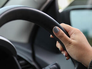 تتميز المرأة بالرزانة والهدوء والحذر أثناء القيادة. وهو ما ينعكس على عدم ارتكابها لحوادث السير المميتة والخطيرة.