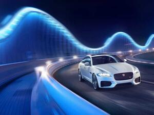 الشكل العام لسيارة جاكوار XF L ذات قاعدة العجلات الطويلة متطابق تماماً مع النسخة العادية جاكوار XF