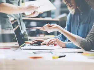 عند تأسيس شركة ناشئة وإطلاق منتج جديد، من الصعب دائمًا التعامل مع العملاء وجعلهم يدفعون المال مقابل ما قمت بإطلاقه